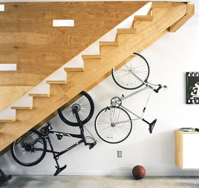 Храним велосипед на стене под лестницей