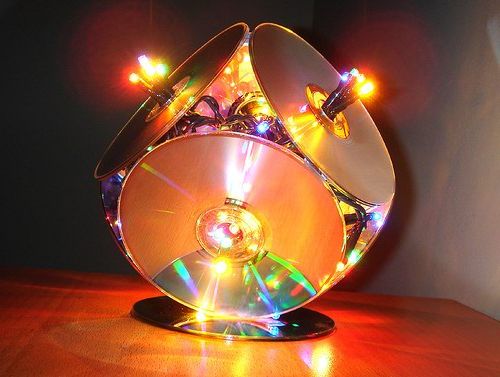 Новогодняя подсветка из гирлянды и дисков