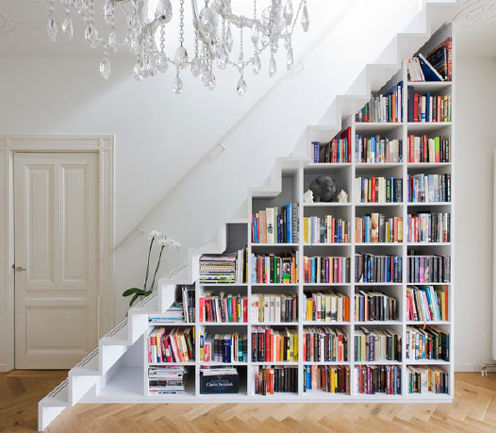 Книжные полки под лестницей