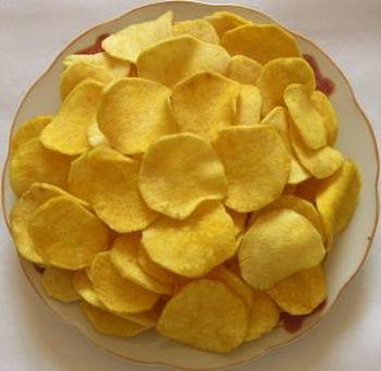 Тарелка с картофельными чипсами