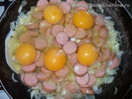Выливаем яйца на сковороду