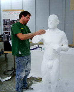 Скульптура человека из пены