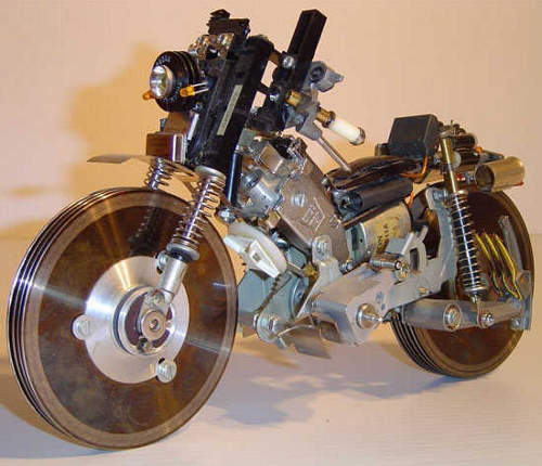 Фотка модельки мотоцикла из разнрго компьютерного хлама