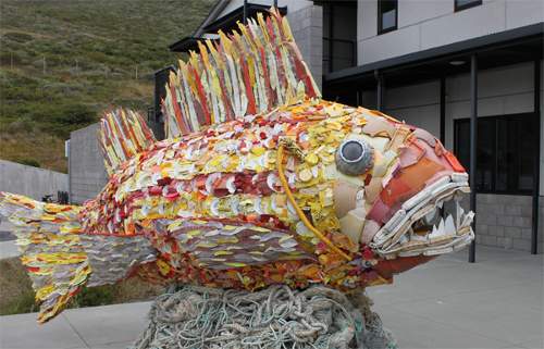 Фотография скульптуры рыбы из разного хлама, выловленного в океане
