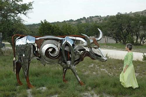 Корова из лома металла. Фото.